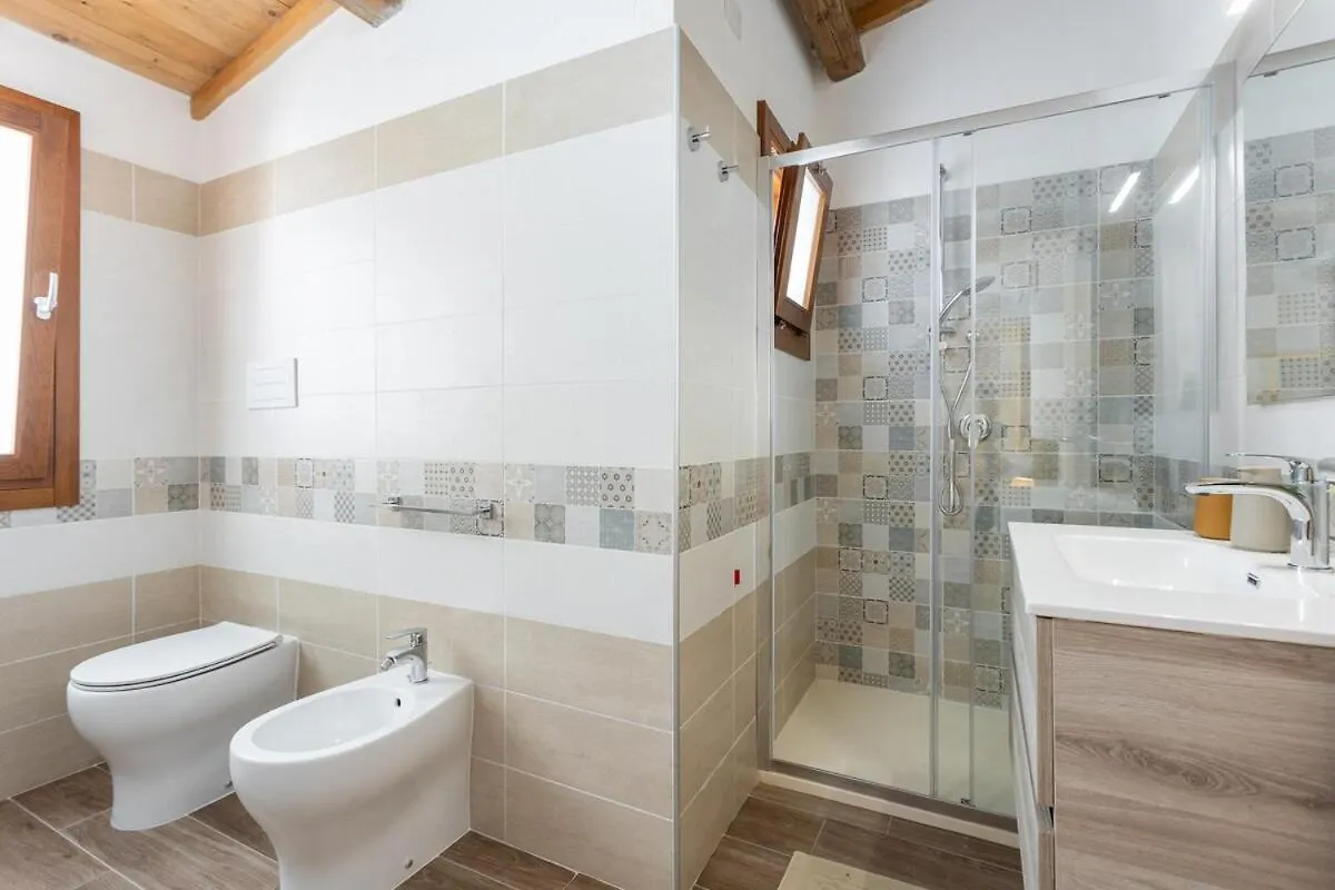 דירה Càbras Way To The Sea - Home With Garden & Hot Tub