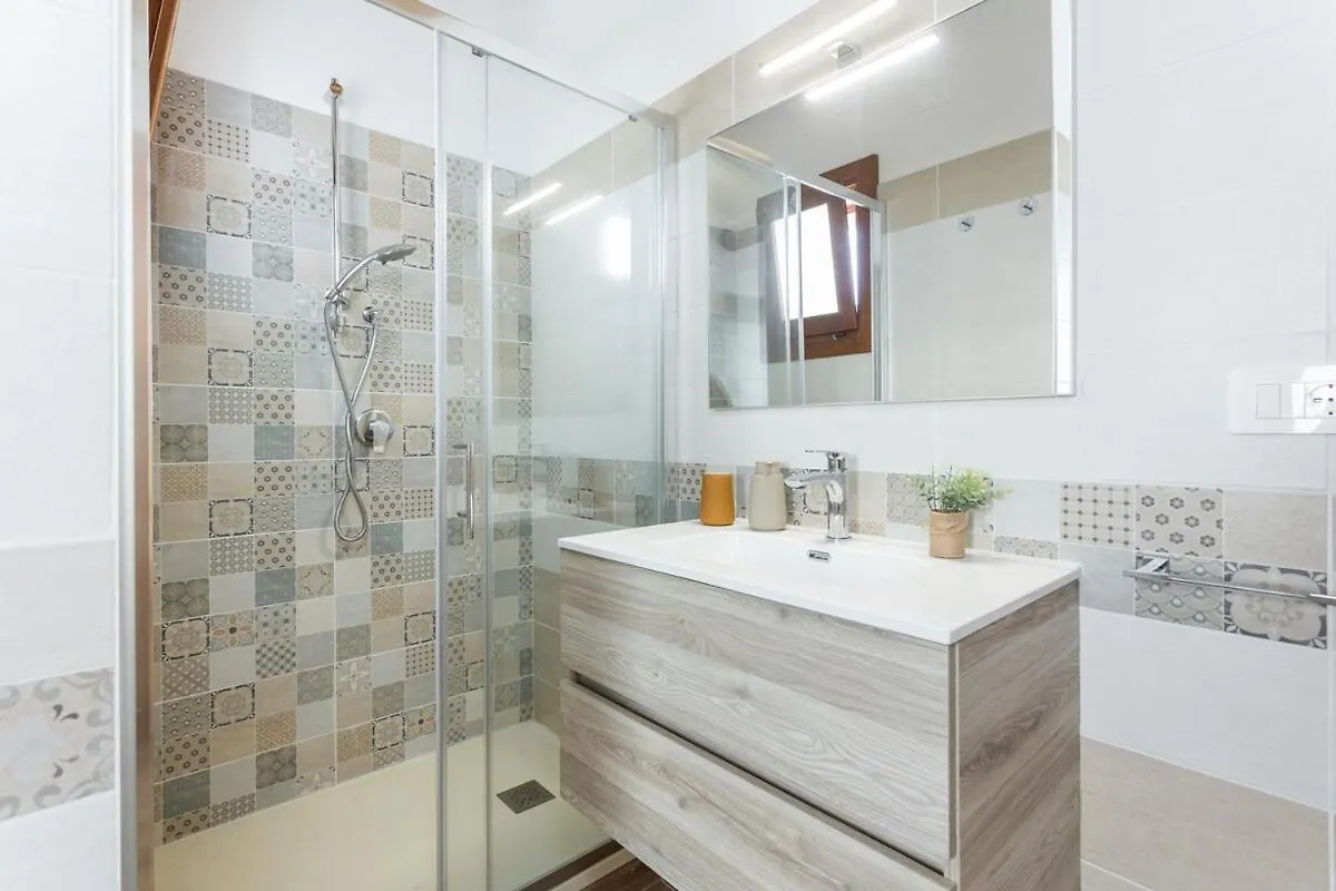 דירה Càbras Way To The Sea - Home With Garden & Hot Tub